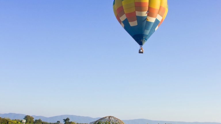 Explorez le monde d’une autre manière avec un vol en montgolfière