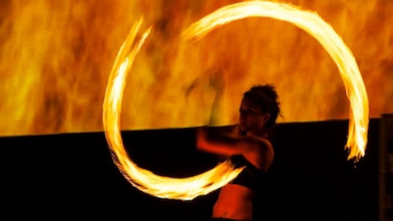 Spectacle de feu pour soirée d’entreprise : comment marquer les esprits ?