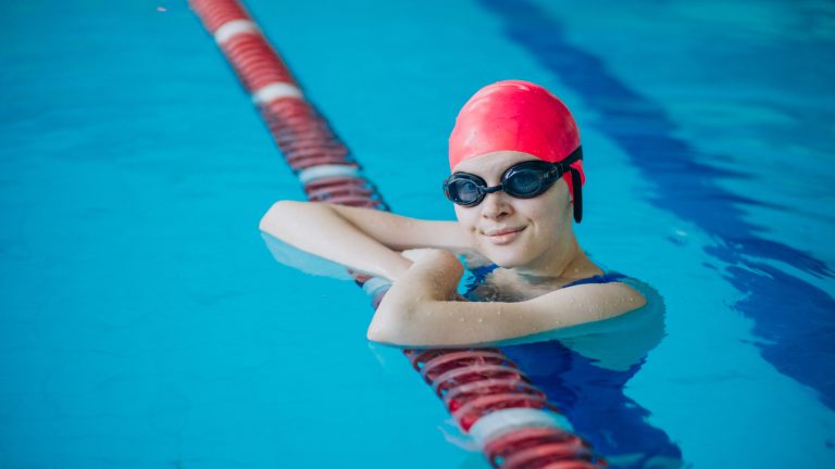 Cours de natation à Paris pour un enfant de 10 ans : par où commencer ?